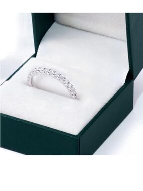 Moissanite  925 Sterling  Silver Sparkle Women’s Ring size 8